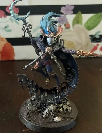 I think their an eldar No like really I don't know where this model comes from I got it from a bargain bin for like $5 (front side)